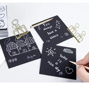 Close-up detail van creatieve handtekening op zwart krasnotitiepapier met bamboe pen