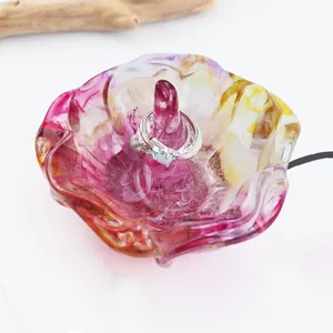 Dettaglio di un portagioie in resina a forma di fiore con anello sul pilastro centrale