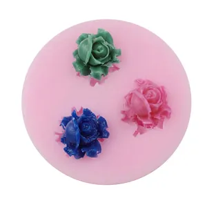 Vista dettagliata dello stampo in silicone a 3 fori per rose con rose di sapone colorate