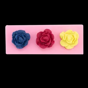 Moule en silicone fleur de rose avec trois échantillons de rose en fondant colorés