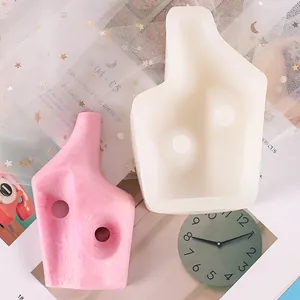 Gros plan détaillé d'un moule en silicone pour bougies géométriques et échantillon rose