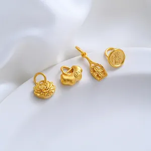 Gedetailleerd overzicht van vier mat vergulde DIY-sieradenbedeltjes met Chinese motieven