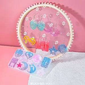 Vista dettagliata dello stampo in resina DIY con forme a luna, cuore e foglia per orecchini