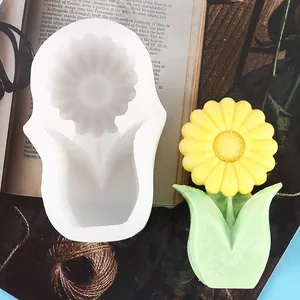 Stampo in silicone bianco per candele a forma di tulipano fai da te con campione.
