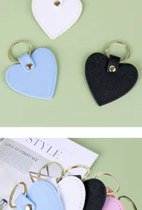 Vue détaillée des porte-clés en cuir en forme de cœur texturé dans diverses couleurs