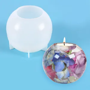 Detailansicht einer Kugel-Silikonform für DIY-Harz-Kerzenhalter mit fertigem Musterbeispiel