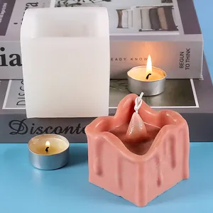 Primo piano di uno stampo in silicone quadrato con candela rosa finita effetto scioglimento