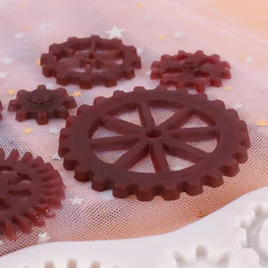 Détail macro de décorations en chocolat en forme d'engrenages style steampunk