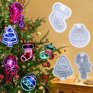 DIY-Weihnachtssilikonformen für Harzanhänger mit Tannenbaum- und Sockenmotiven.
