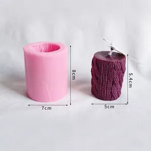 Detailansicht der zylindrischen Silikon-Kerzenform mit Maßen und Strickkerze