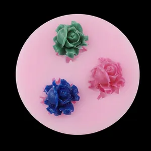 Dettaglio dello stampo in silicone a 3 fori per rose, ideale per fondant e sapone.