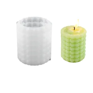 Moule en silicone pour bougies parfumées avec motifs de cœur texturés et bougie