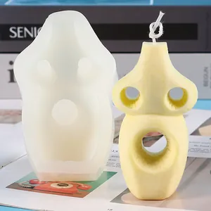 Vue détaillée du moule en silicone et de la bougie en cire jaune géométrique abstraite