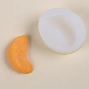 Silikon-Kerzenform, dargestellt neben einem realistisch geformten Orangenstückchen