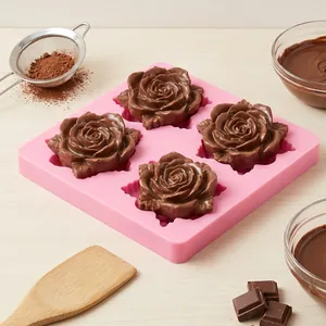 Detail von handgemachten Rosenschokoladen in einer rosa Silikon-Backform für Kuchen
