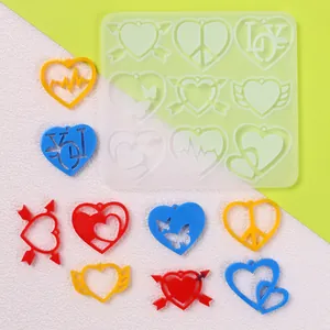 Dettaglio stampo in silicone a cuore con ciondoli per orecchini in resina colorata