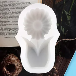 Dettaglio di uno stampo in silicone bianco per candele a tulipano con motivi floreali