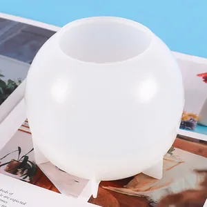 Detailansicht einer kugelförmigen weißen Silikonform für DIY-Harzkerzenhalter