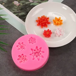 Vista detallada del molde de silicona con forma de flor rosa y flores decorativas