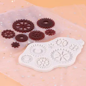Vue détaillée du moule en silicone pour engrenages steampunk avec engrenages en chocolat