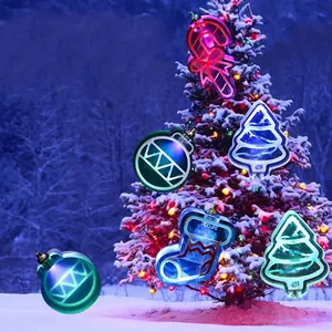 Detailansicht von leuchtenden DIY-Weihnachtsharz-Ornamenten in Form von Baum und Socken.