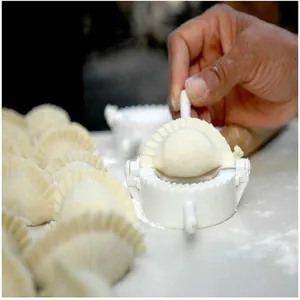 Detailansicht der 8cm manuellen Kunststoff-Teigtaschenform mit frischen Dumplings