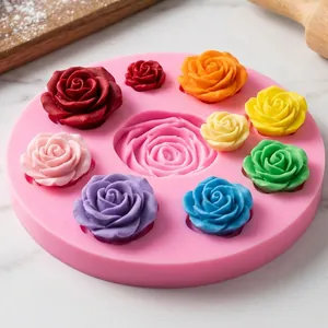 Vista dettagliata dello stampo in silicone a forma di rosa con decorazioni in pasta di zucchero
