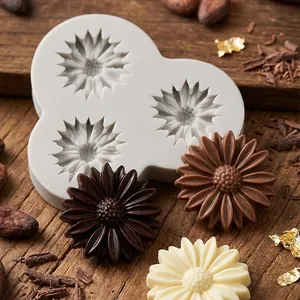 Detailansicht einer 3-Loch-Gänseblümchen-Silikonform mit fertigen Schokoladenblumen.