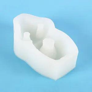 Vue détaillée de la cavité interne d'un moule en silicone pour bouteille géométrique.