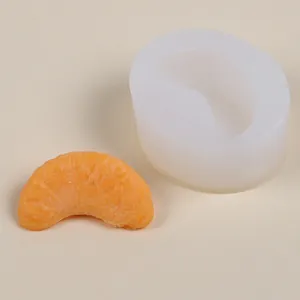 Detailansicht einer Silikonform für Früchte und eines realistischen Orangenstücks als Handwerk.