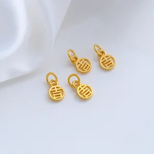 Gedetailleerde weergave van vergulde bedels met het gelukssymbool 'Ji' voor DIY-sieraden