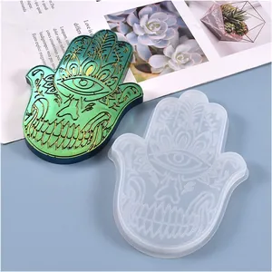 Vista dettagliata dello stampo in silicone mano di Hamsa per sottobicchieri in resina.