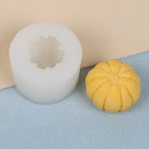 Dettaglio dello stampo in silicone a zucca 3D con candela gialla finita per artigianato fai-da-te