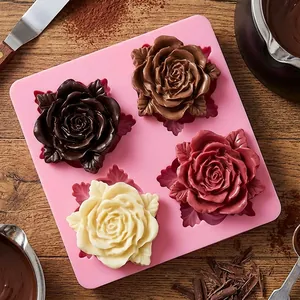 Detailansicht der Silikonform für Rosenblüten mit fertigen Schokoladenrosen in verschiedenen Farben