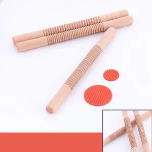 Vista macro del mattarello in legno con scanalature a spirale per dolci decorati