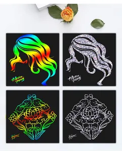 Detailansicht von Regenbogen und silbernem holografischem Kratzpapier mit Blumenmustern