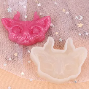 Detailweergave van de siliconen mal voor kattenkop met hoorns en roze hars product.
