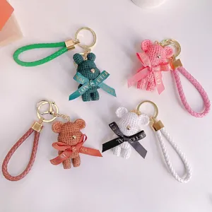 Mignons porte-clés ours en résine avec dragonnes en cuir tressé et rubans décoratifs colorés