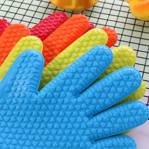 Détail macro de gants de cuisine en silicone colorés avec texture cœur antidérapante