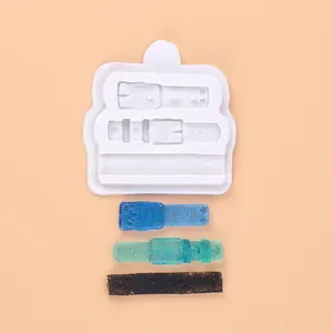 Vue détaillée d'un moule en silicone de boucle mécanique avec des pièces en résine