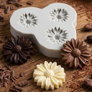 Detailaufnahme einer 3-Kammer Gänseblümchen-Silikonform mit Schokoladenblumen.