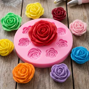 Vista dettagliata dello stampo in silicone rosa per rose con fiori colorati finiti.