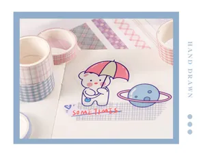 Detailopname van washi-tape met ruitjespatroon en schattige cartoonbeer stickerset.