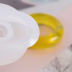 Dettaglio macro di stampo in silicone per la creazione di anelli in resina fai-da-te