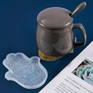Vista dettagliata dello stampo in silicone a mano di Hamsa con motivi in rilievo