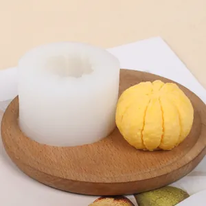 Primo piano di stampo in silicone per zucca 3D con campione a forma di frutto