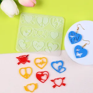 Vista dettagliata dello stampo in silicone per orecchini fai-da-te a forma di cuore e ciondoli