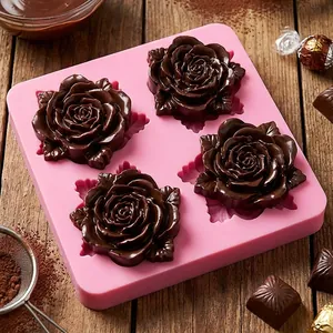 Detailansicht der rosa 4-Fach Silikonform für Rosen mit echten Schokoladenrosen