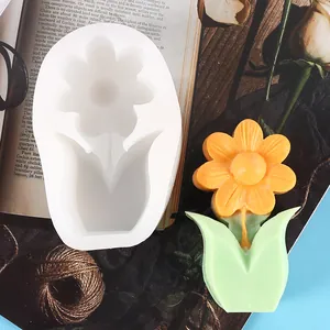 Vista dettagliata di uno stampo in silicone per candele a forma di tulipano DIY.