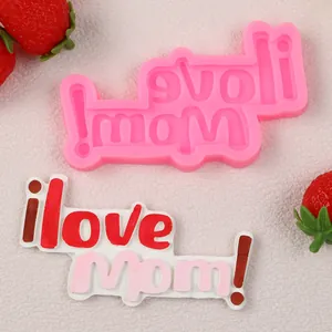 Λεπτομερής άποψη καλουπιού σιλικόνης 'I love Mom!' με πολύχρωμη διακόσμηση τούρτας.